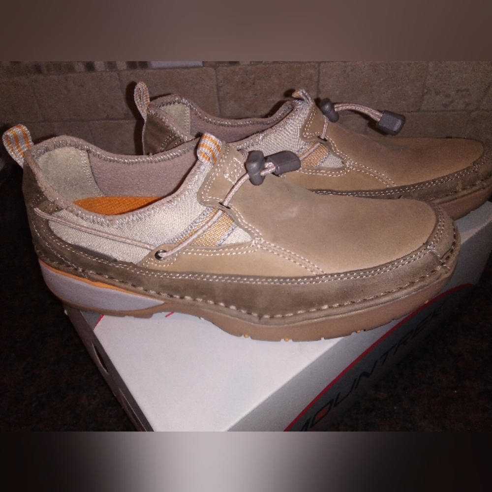 NEW Mountrek women's tan hiking shoes 7.5 new in box.  Great for winter!!!